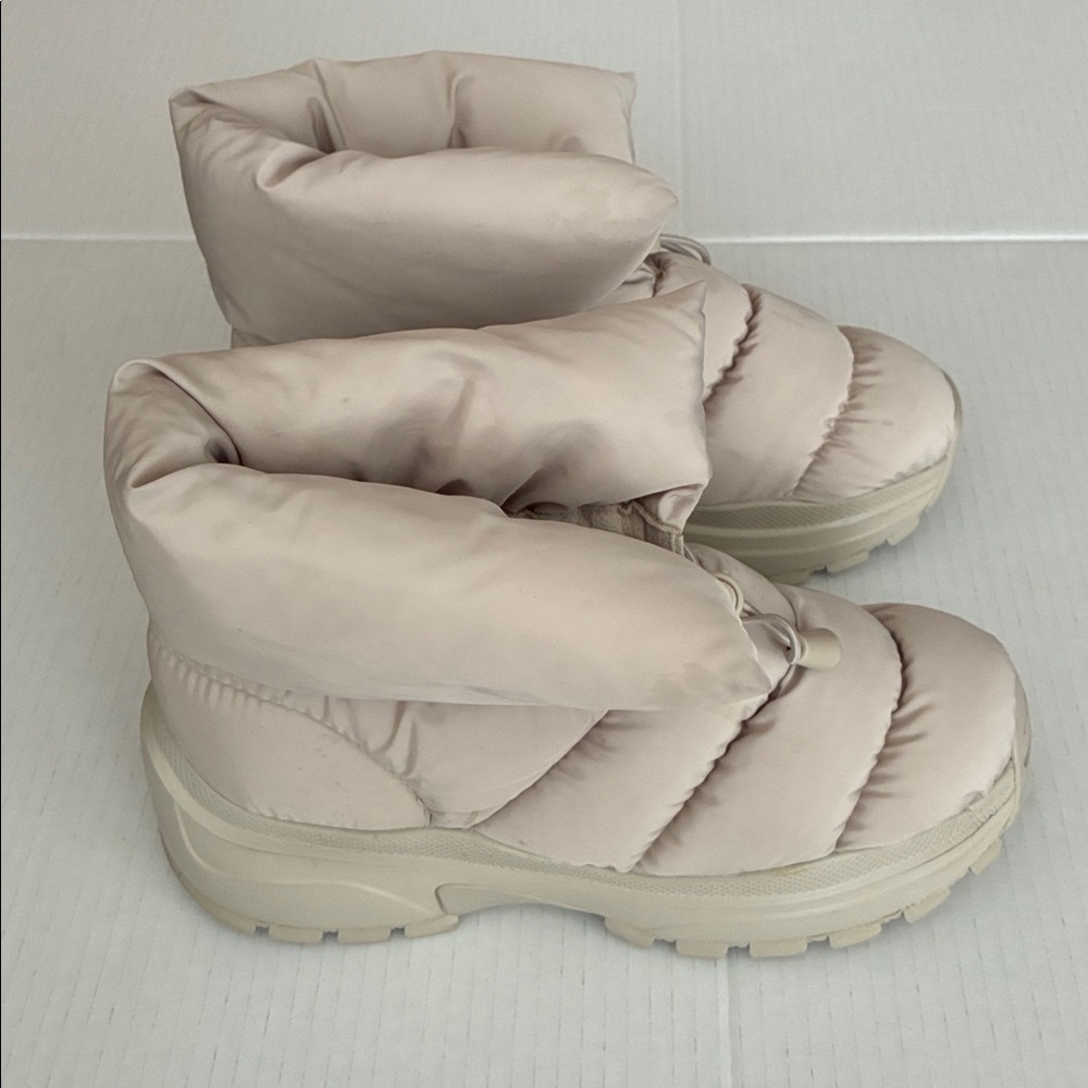 H&M Padded Trainer Puffer Pillow Boots Beige Cream SZ 7 (38) Like new!